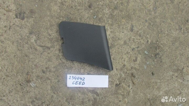 Накладка внутренней панели крышки багажника