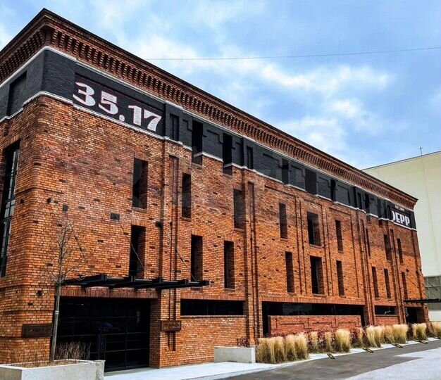 Здание, торговое автосервис автосалон 2930 м²