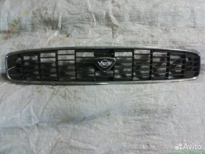 Решетка радиатора передняя Nissan Bluebird