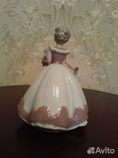 Фарфоровая статуэтка девушка с цветами