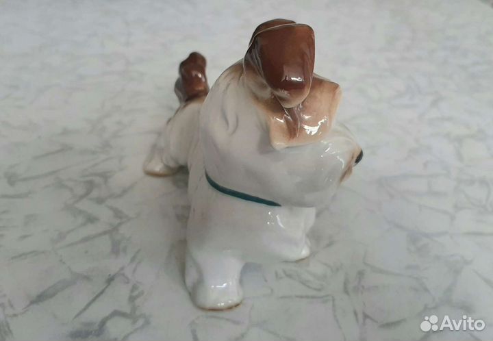 Фарфоровая статуэтка собаки 