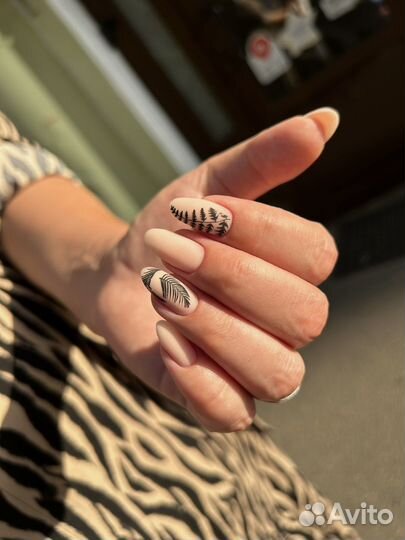 Модель на маникюр