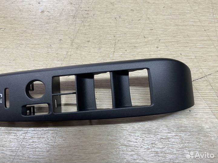 Накладка стеклоподъемников левая Toyota Camry 75