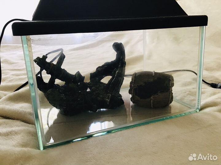 Аквариум с крышкой, подсветкой и декором. 6 л