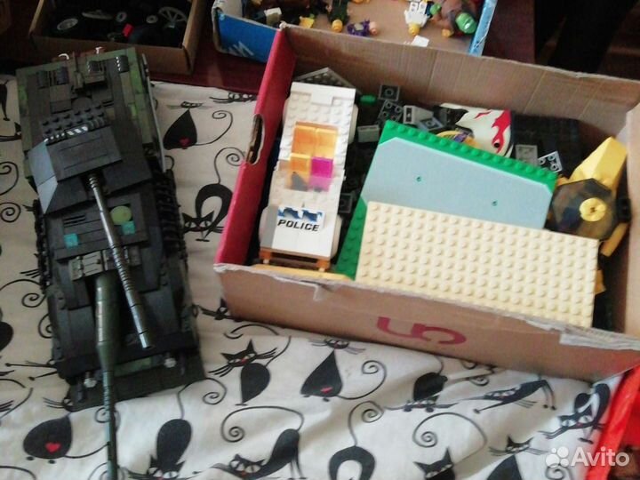 Много лего в коробках