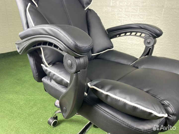 Офисное кресло руководителя новое череое 808