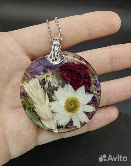 Кулон из эпоксидной смолы