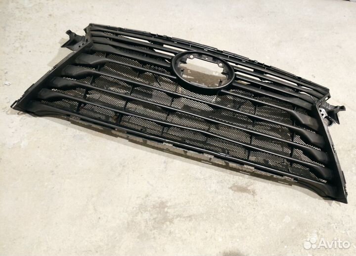 Решётка радиатора не целая Lexus RX 2015