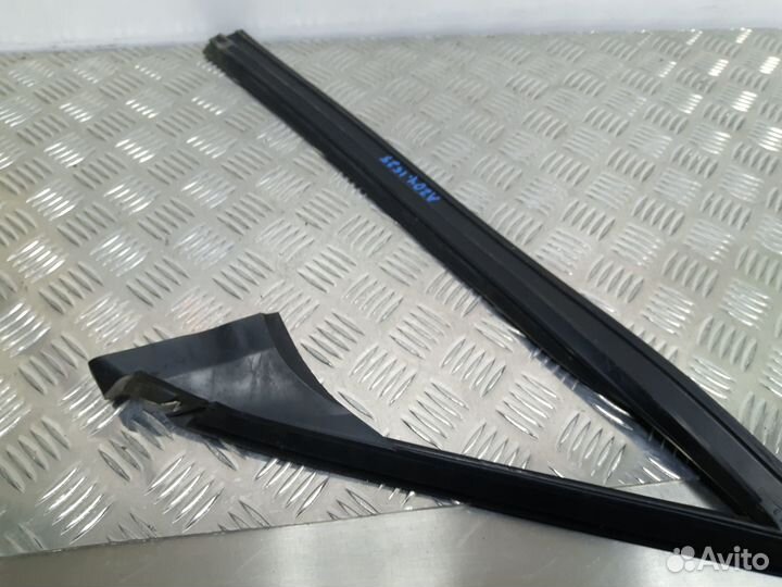 Б/У Уплотнитель стекла двери передней левой вер
