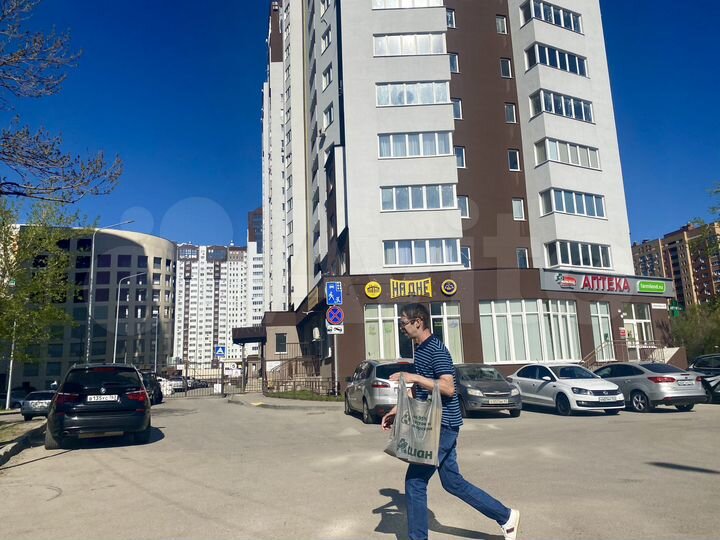 Помещение с высокими потолками и хорошим ремонтом