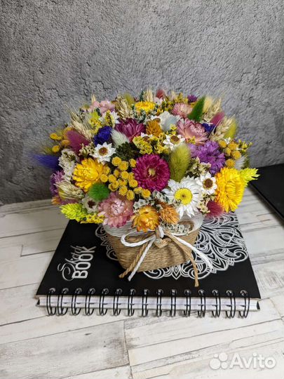 Букет из стабилизированных цветов и сухоцветов