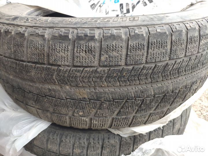 Bridgestone Blizzak VRX 225/65 R17