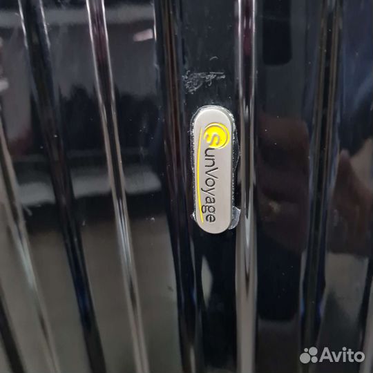 Чемодан на колесах пластик