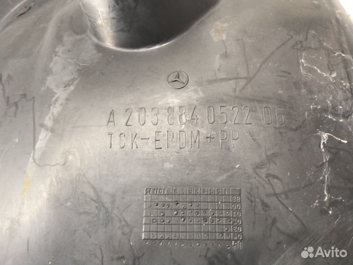 Подкрылок передний Mercedes C W203