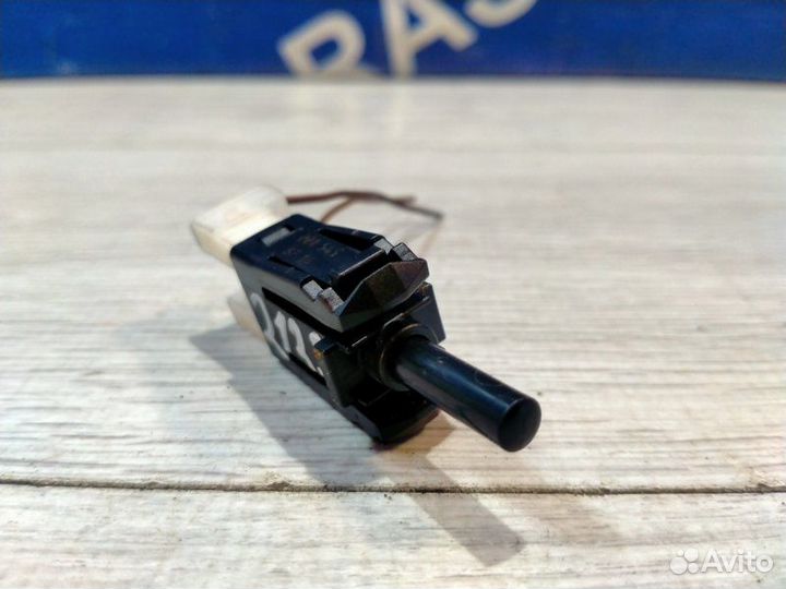 Концевик стояночного тормоза Mercedes-Benz 212.036