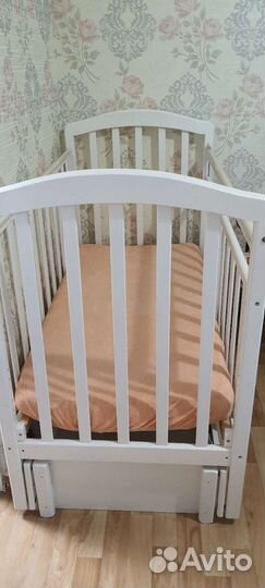 Детская кроватка с маятником белая, комод