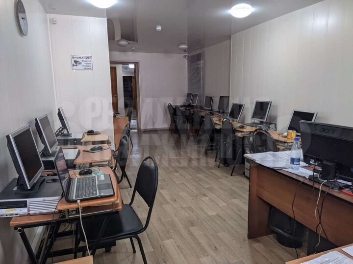 Помещение с арендаторами возле стадиона Динамо