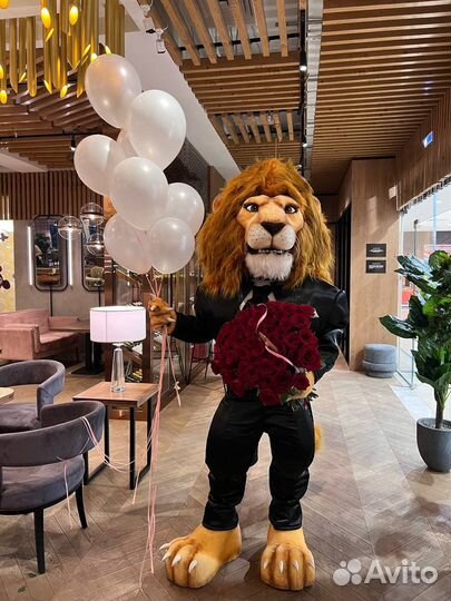 Поздравление от Льва в смокинге