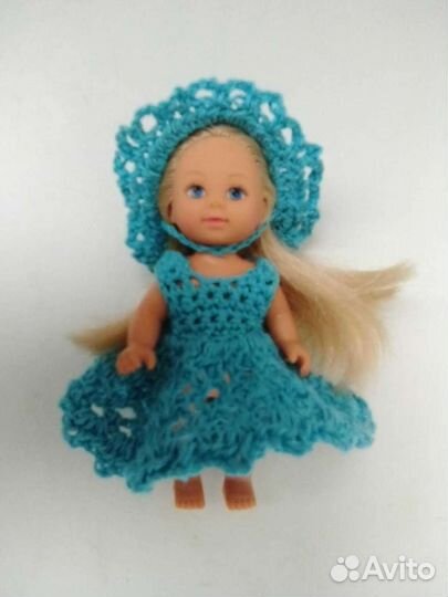 Малышка в вязаном платье и шляпке