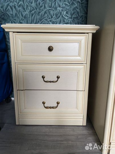 Кровать, шкаф, тумбы, зеркало фабрики Лазурит