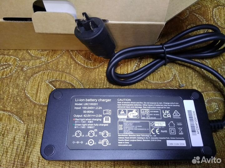 Зарядник для велосипедных литиевых батарей