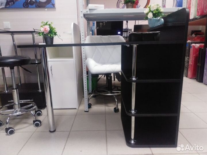 Маникюрный стол