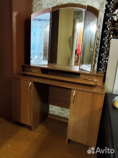 Трюмо с зеркалом