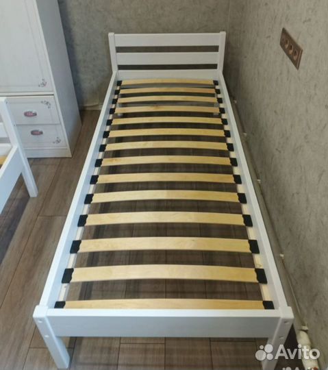 Кровать деревянная