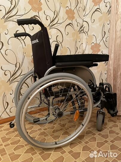 Телевизор, холодильник, часы, столик