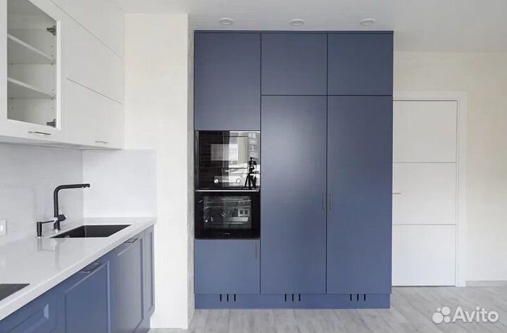 Угловая кухня со встроенной техникой