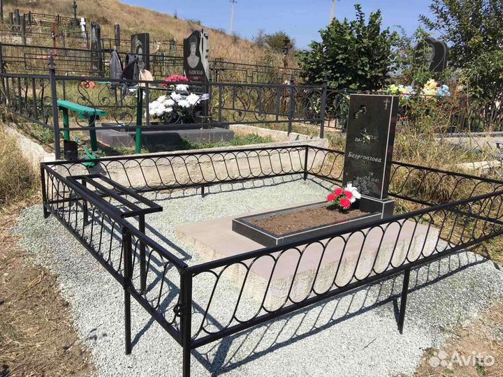 Уборка могил, благоустройство мест захоронения