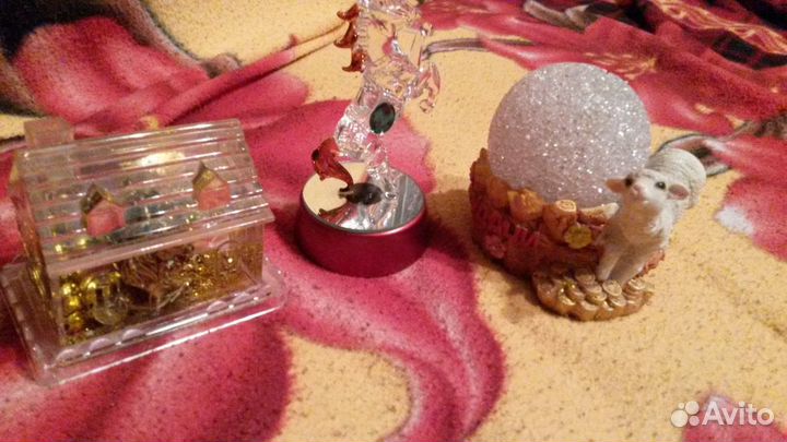 3Сувенра:домик сголовой коня,лошад стекл, овечка
