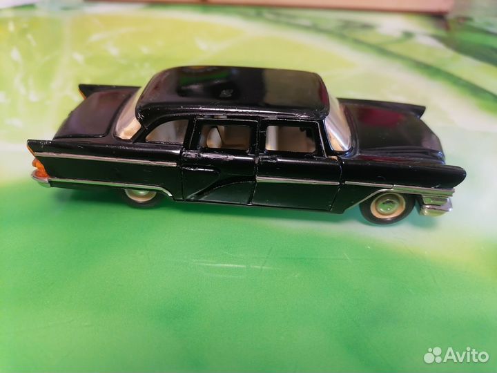 Модель автомобиля СССР Газ-13 Чайка
