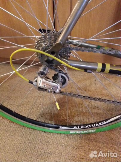 Два велосипеда - винтаж и титановая рама