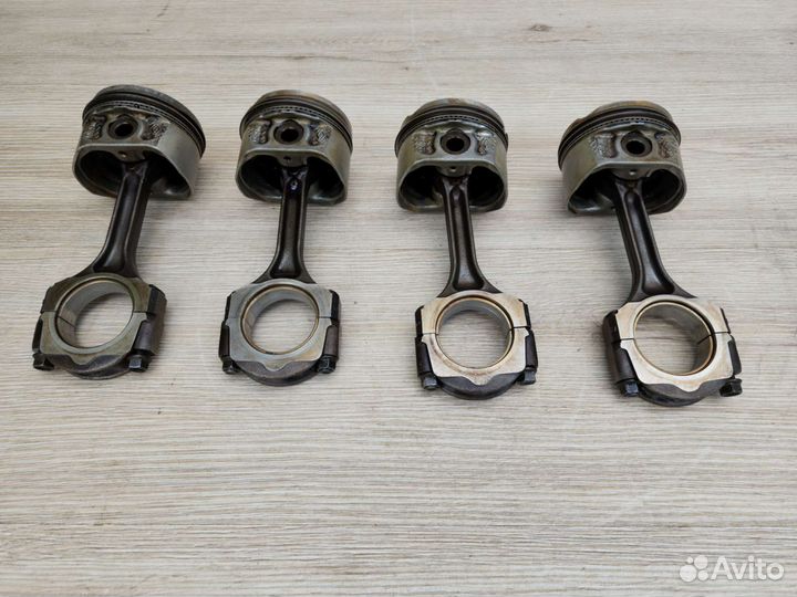 Поршень шатун палец Renault K4M 1,6