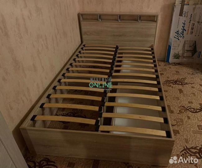 Кровать двуспальная с матрасом