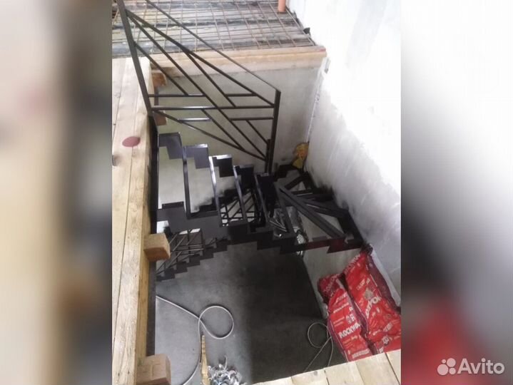 Металлический каркас лестницы с площадкой