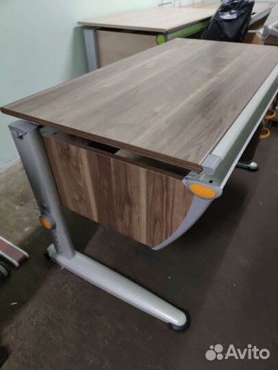 Растущая парта Moll орех