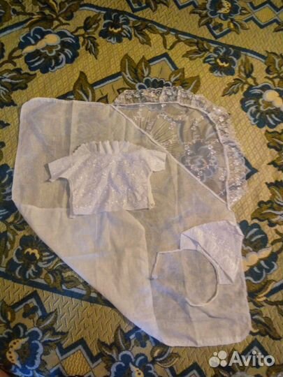 Комплект на выписку из роддома, чепчики и распашон