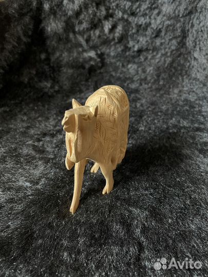 Деревянная фигурка верблюда