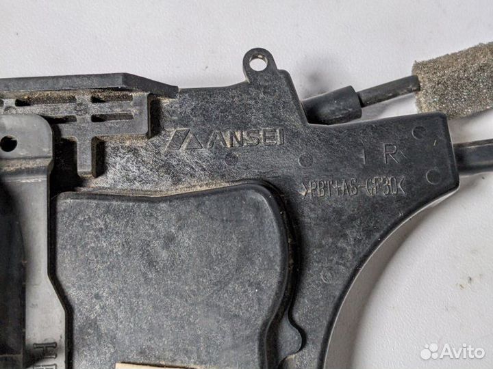 Замок двери передний правый Mitsubishi L200 4 4D56