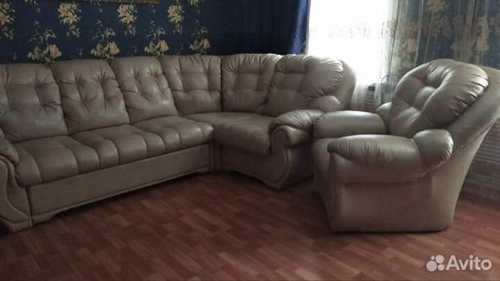 Угловой диван и кресло