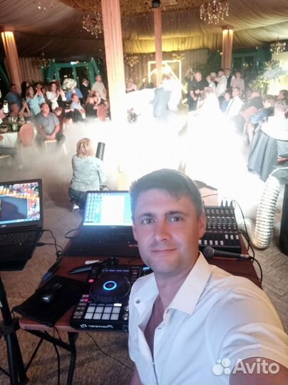 Ведущая и музыкант dj
