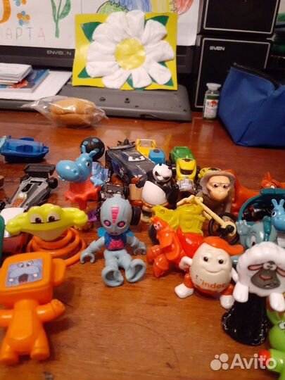 Игрушки из киндеров и машинки маленькие