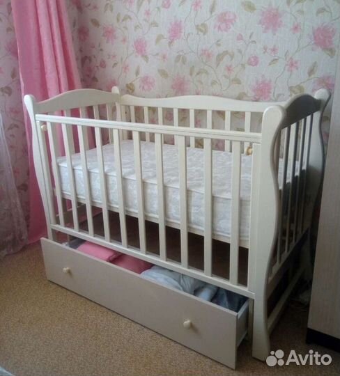 Детская кровать с маятником