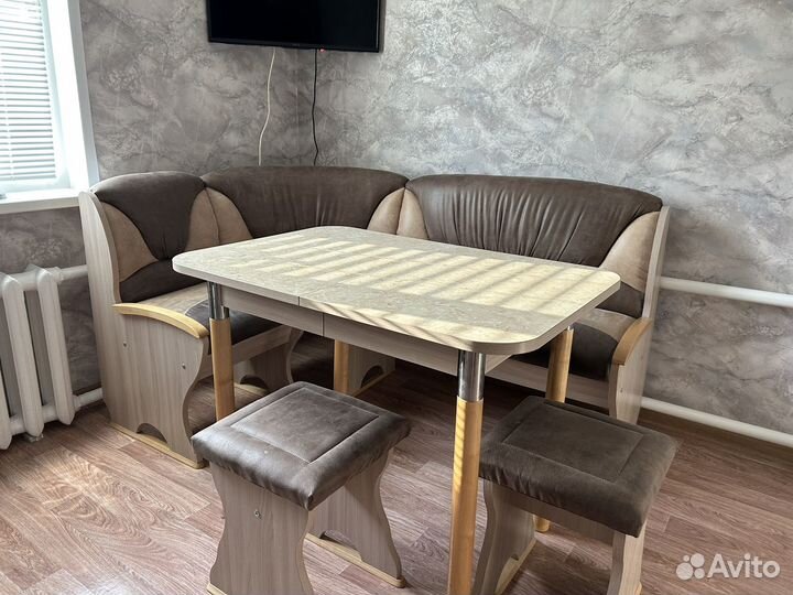 Кухонный уголок со столом и стульями