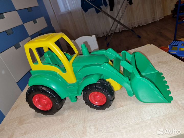 Машинки, тракторы и робот