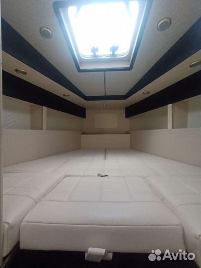 Обшивка каюты катера с диваном