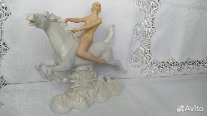 Фарфоровая статуэтка Ню 