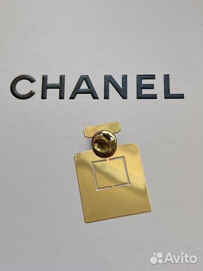 Значок брошь флакон chanel